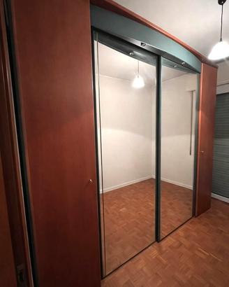 Armadio in legno con specchio