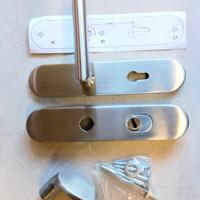 set maniglia pomolo su placca di sicurezza finitur