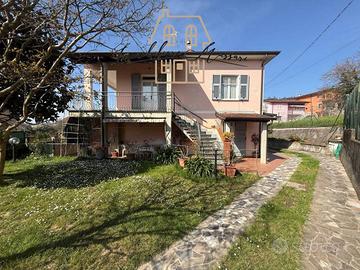 Villa di 312 m² con più di 5 locali a Castelnuovo 