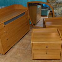 Comó e comodini e specchio