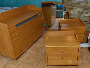 Comó e comodini e specchio