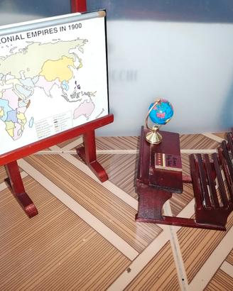 Casa delle bambole banco scolastico mappamondo 