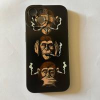 Cover iPhone 15 – 3 Scimmie Fumanti – Nuova