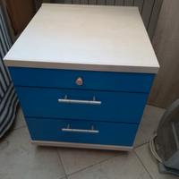 comodino in legno con rotelle