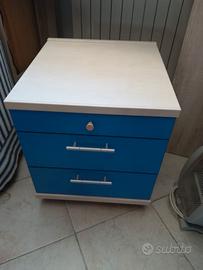 comodino in legno con rotelle