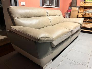 Divano finta pelle in buone condizioni