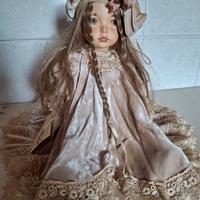 Bambola in porcellana da collezione