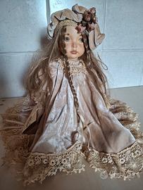 Bambola in porcellana da collezione