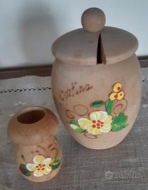 due oggetti in legno di artigianato