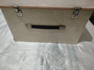 Baule vintage con vestaglia e camicie pregiate