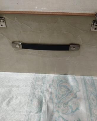 Baule vintage con vestaglia e camicie pregiate