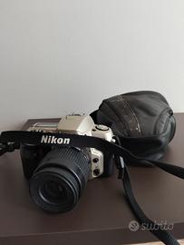 macchina fotografica con rullino 