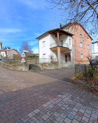 Casa indipendente di 180 m² con 5 locali e box aut