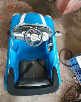Auto elettrica giocattolo