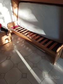 letto in frassino con doghe e comodino