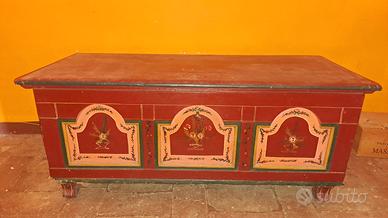 Cassapanca decorata a mano