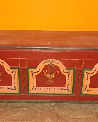 Cassapanca decorata a mano
