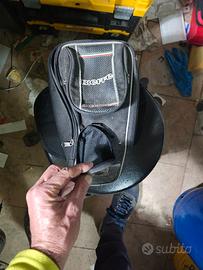 piccola borsa da moto calamitata.