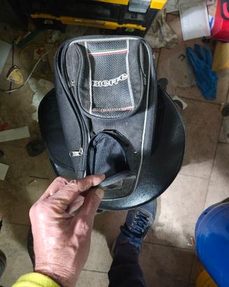 piccola borsa da moto calamitata.