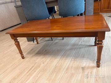 tavolino in legno massello elegante