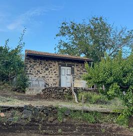 Rustico con terreno sull'Etna