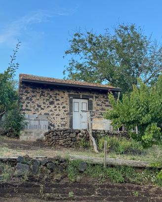 Rustico con terreno sull'Etna