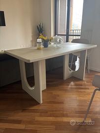 Tavolo in microcemento