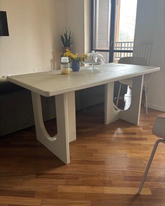 Tavolo in microcemento