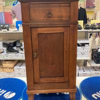 Arredo comodino, stile classico.