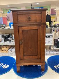 Arredo comodino, stile classico.