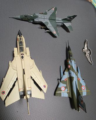 Modellini aerei militari in metallo.