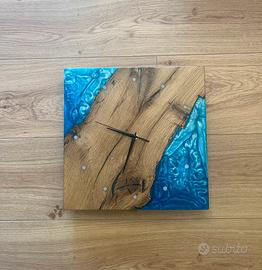 Orologio artigianale in legno di rovere e resina.