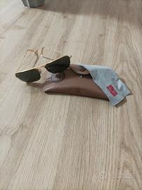 Ray ban modello Caravan.