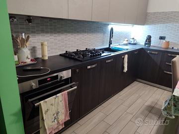 Cucina completa di elettrodomestici