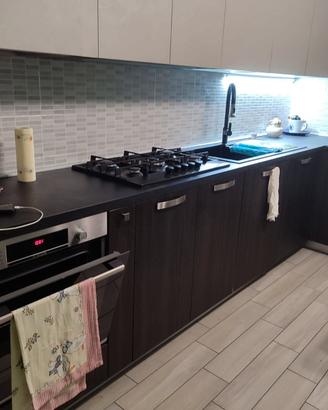 Cucina completa di elettrodomestici