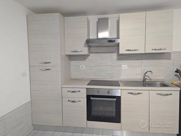 Mobili cucina composta con pensili e colonna