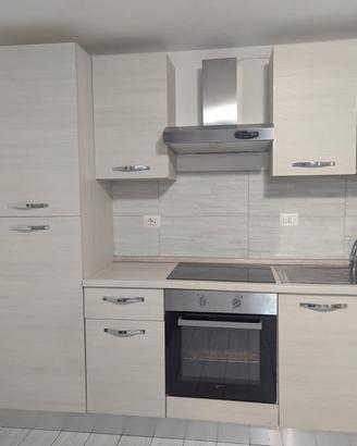 Mobili cucina composta con pensili e colonna