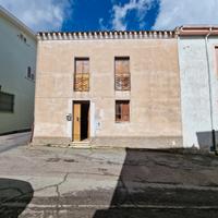 Casa indipendente bilivelli con piccolo cortile