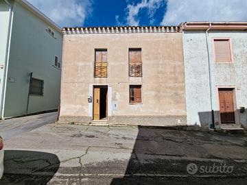 Casa indipendente bilivelli con piccolo cortile