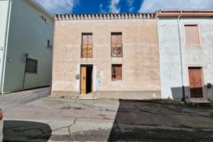 Casa indipendente bilivelli con piccolo cortile