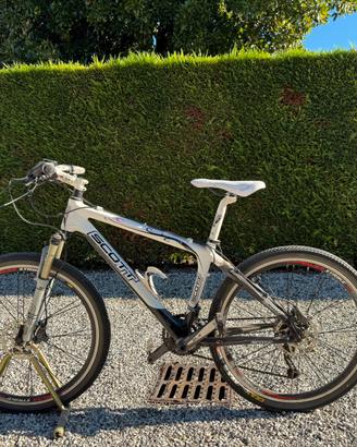 Mountain bike Scott in carbonio