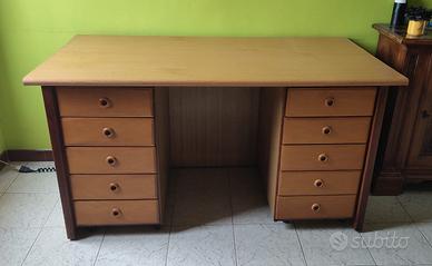 Scrivania in legno vintage
