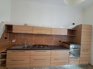 Cucina completa componibile effetto legno. 