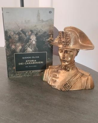 statuetta carabinieri e libro arma