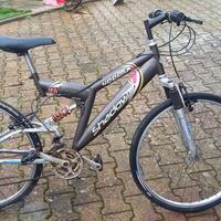 Bicicletta mountain bike ammortizzata 