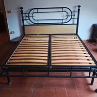 Letto matrimoniale + 2 comodini