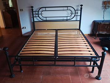 Letto matrimoniale + 2 comodini