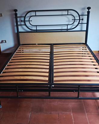 Letto matrimoniale + 2 comodini