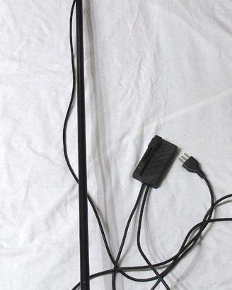lampada a stelo nera di famoso design italiano