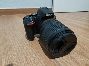 Nikon D5600 + 18-140 VR + 3 batterie + kit lenti